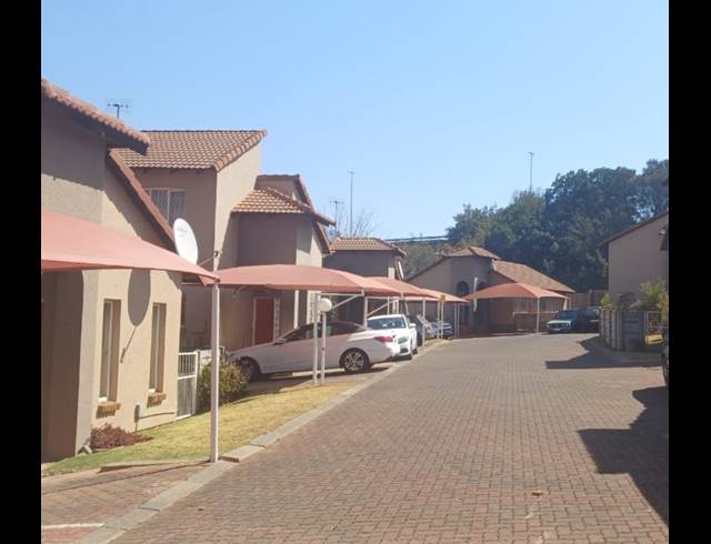 4 BEDROOM TOWNHOUSE FOR SALE IN MONDEOR